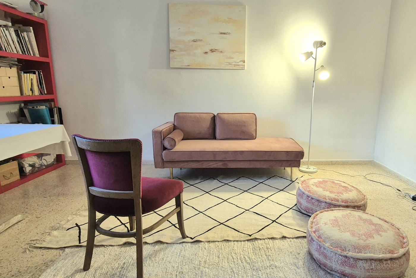 El espacio de arteterapia en Santa Gertrudis: chaise longue rosa, alfombra bereber y pufs