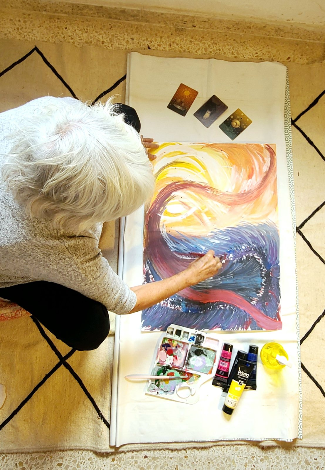 Una persona observa su pintura verde durante la sesión
