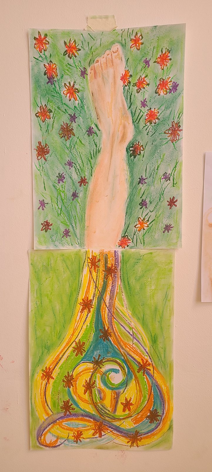 Huella de mano roja pintada sobre fondo verde
