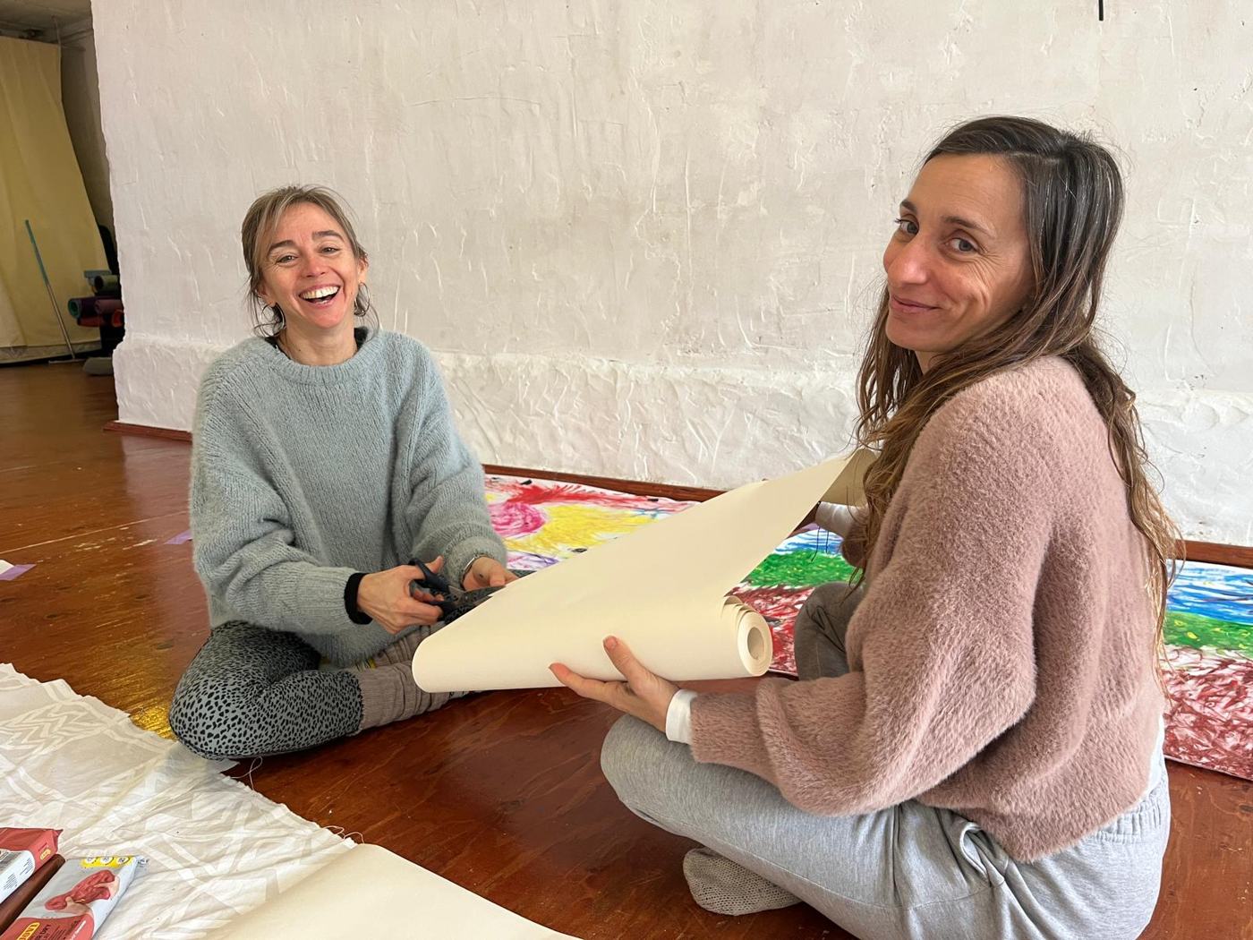 Lucrecia César y Jimena Brusacá preparando papel para un taller grupal